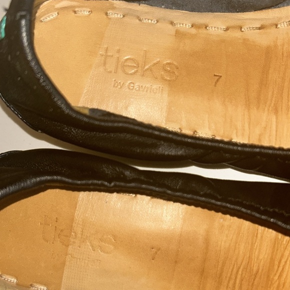 TIEKS! Size 7 Black Matte Ballet Flats with Tote Bag - Picture 2 of 6